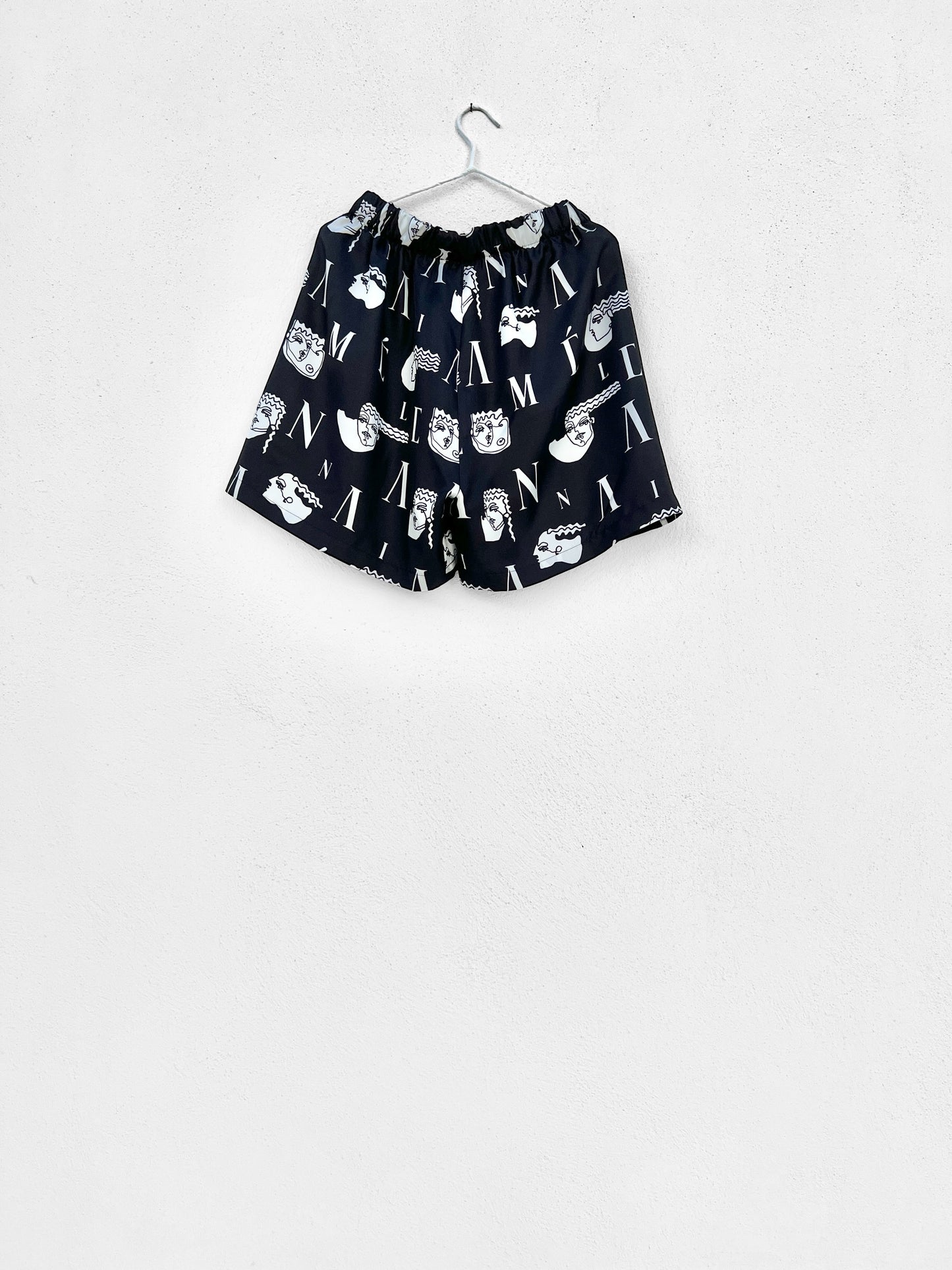 KOSTA SILK SHORTS - HEADS LOGO PRINT | BLACK