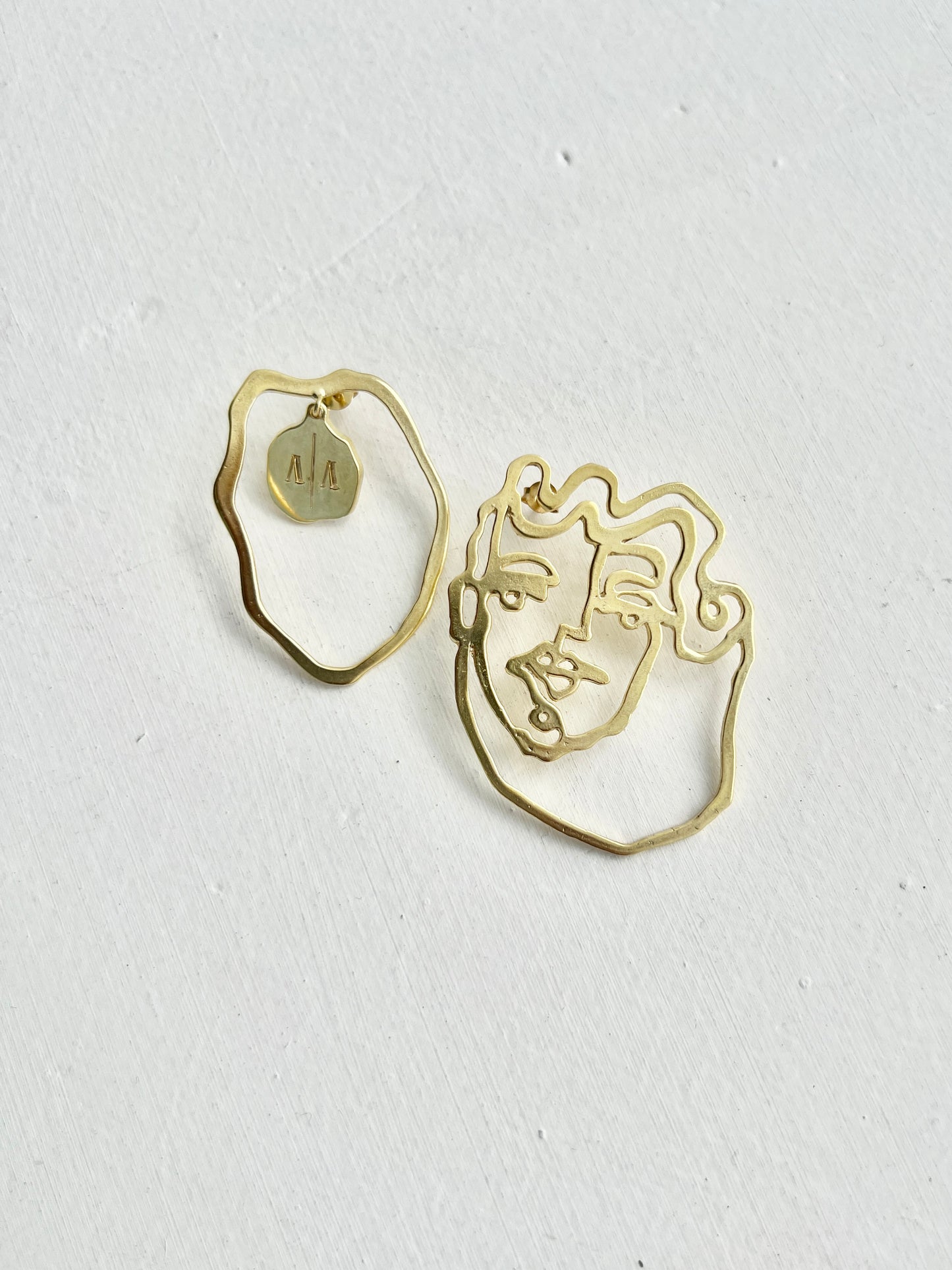 LOGO/HEAD AYSMMETRIC LARGE EARRING  | GOLD