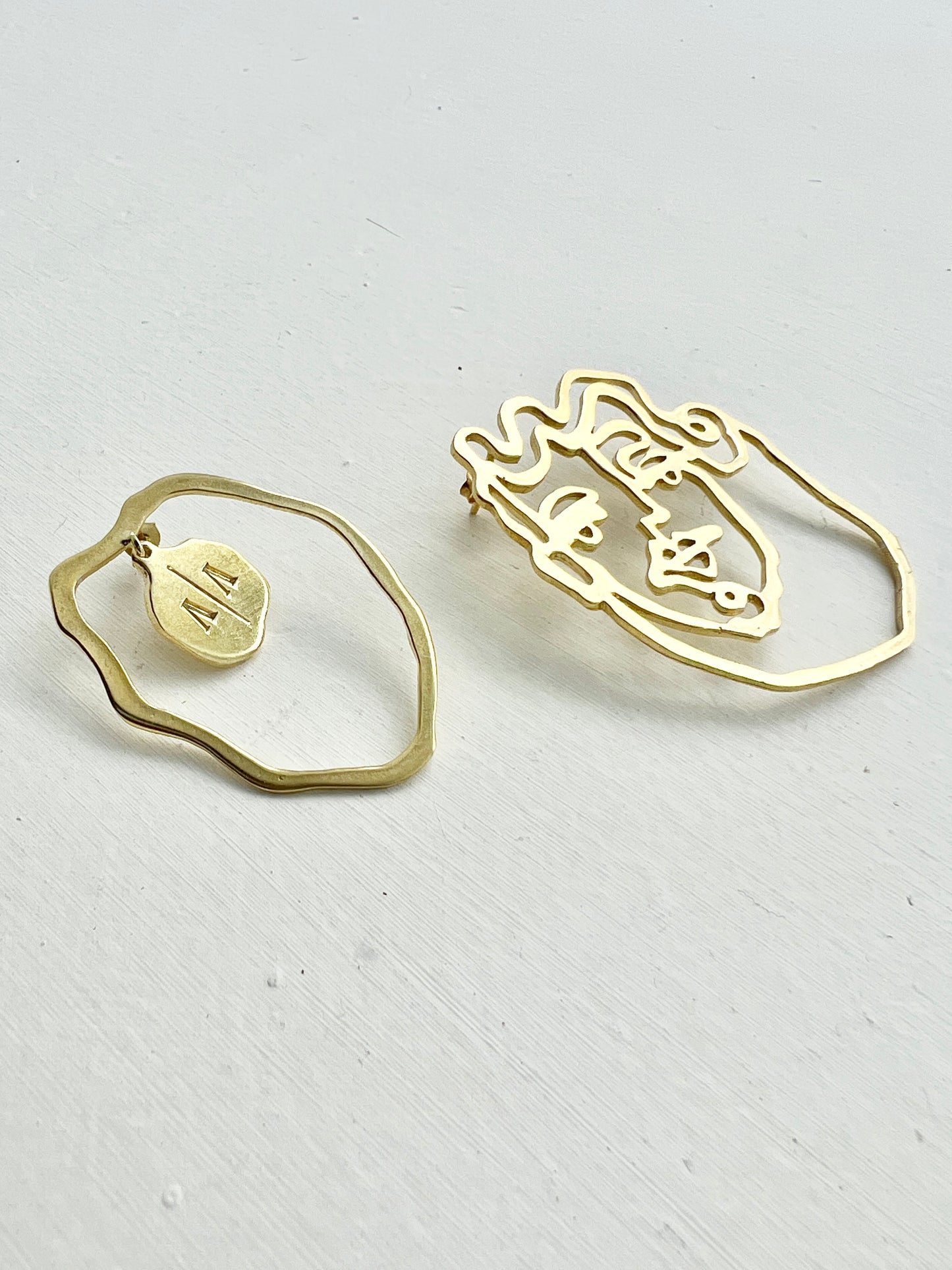 LOGO/HEAD AYSMMETRIC LARGE EARRING  | GOLD