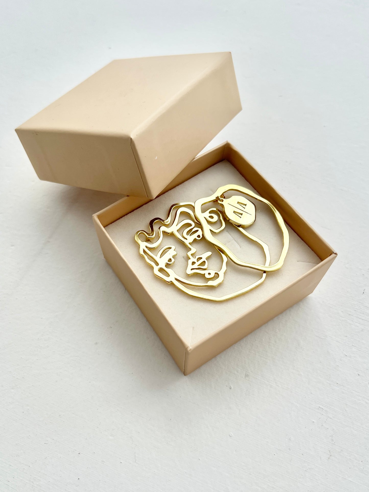 LOGO/HEAD AYSMMETRIC LARGE EARRING  | GOLD